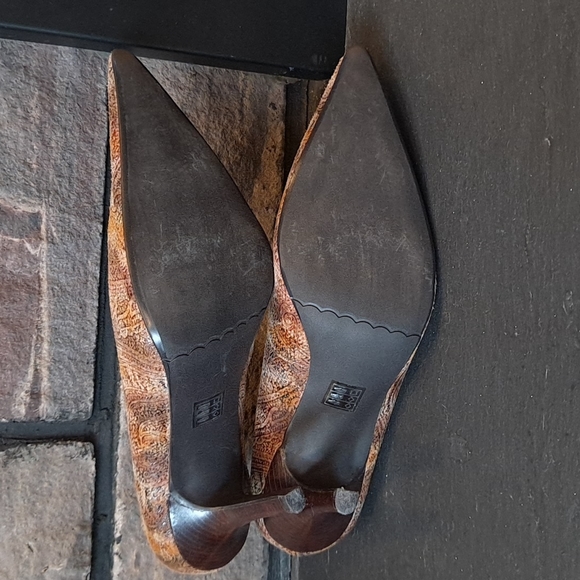 Moda Spana Pointed Leather Heels - Picture 7 of 12